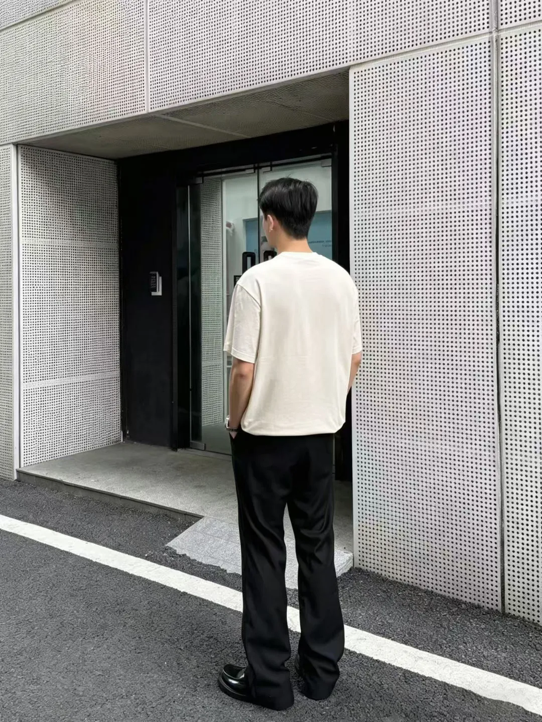 √